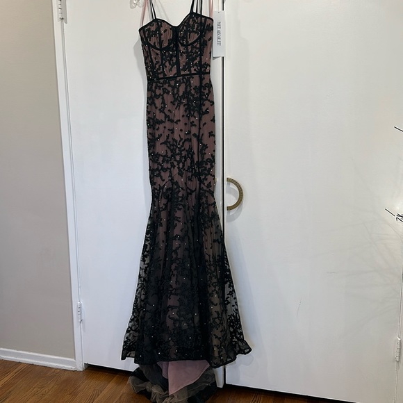 Pink and black gown with lace and train - Picture 1 of 8